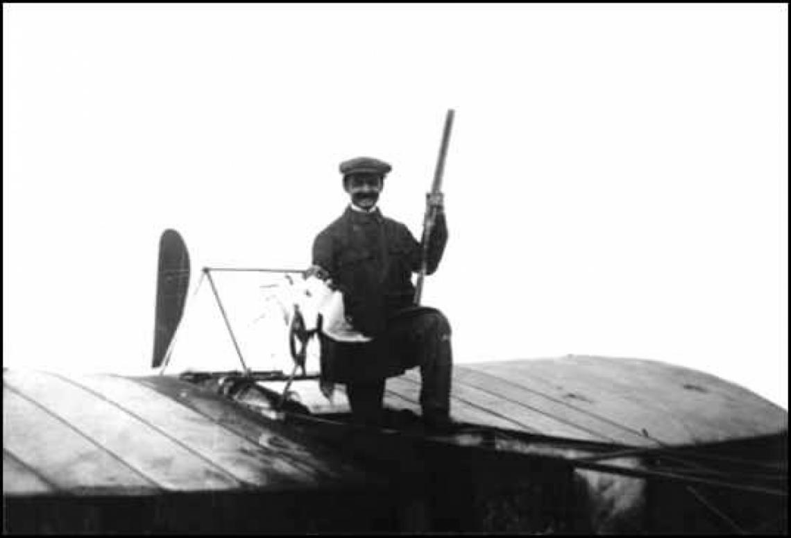 Bartolomeo Cattaneo fue la primera persona en cruzar por aire el Río de la Plata. Aquí posa sobre el avión con un arma de fuego.