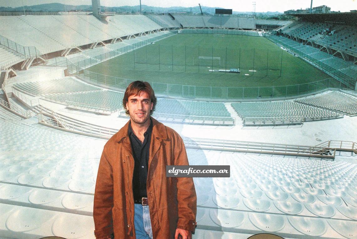 Imagen Parece el estadio Artemio Franchi en vivo, aunque en realidad es un impresionante mural de la cancha donde Gabriel hace delirar a los tifosi de Florencia.