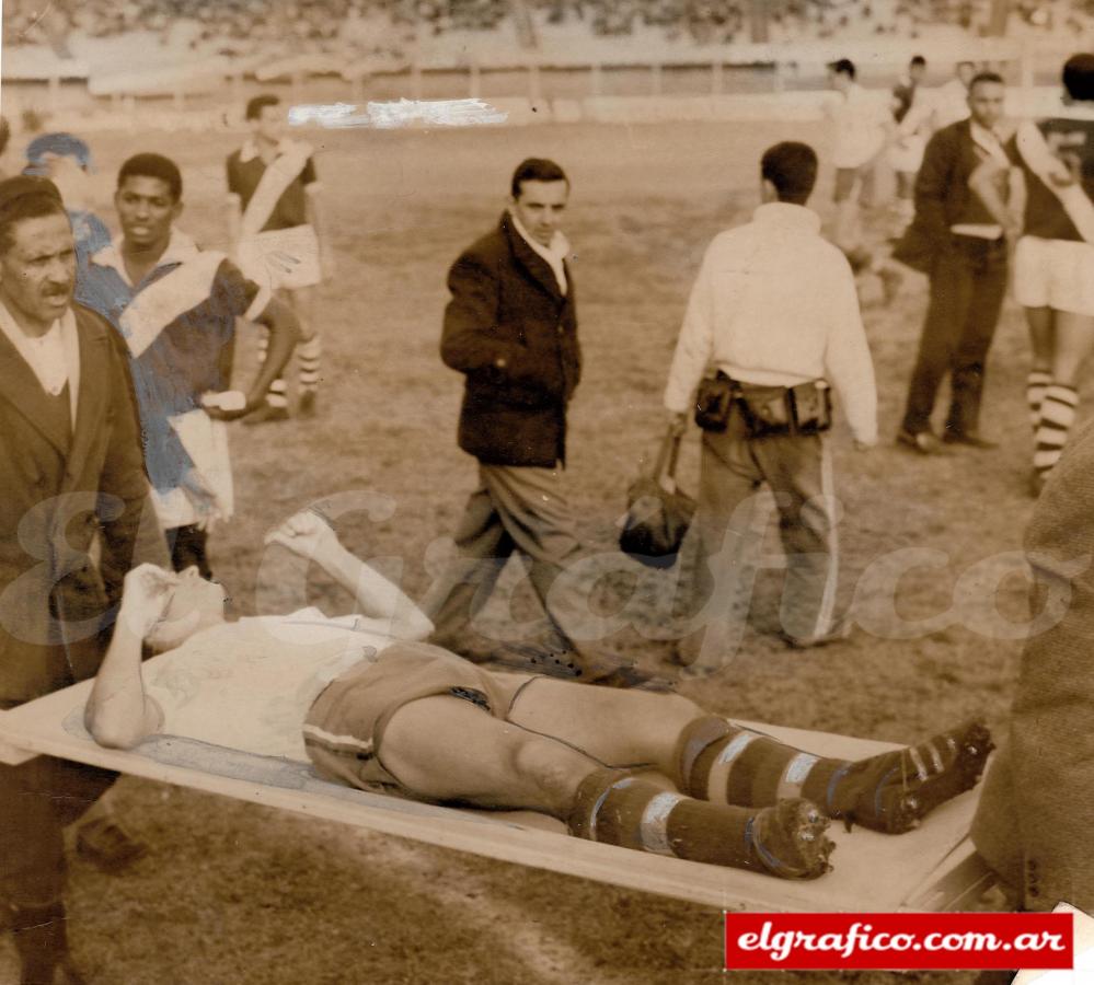 Imagen 1964. Sanfilippo es retirado en camilla del Centenario, con fractura de tibia y peroné. 