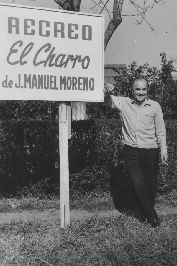 Allí este el testimonio orgulloso de un nombre decorando la portezuela de hierro marginada por esos cipreses gigantescos... "JOSÉ M. MORENO". 