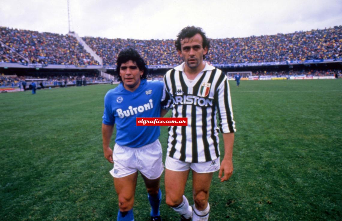 Imagen Dos glorias de la década del 80. Diego Armando Maradona defendiendo los colores del Nápoli y Michel Platini los de la Juventus. Protagonizaron cruces de antología a finales de los 80.