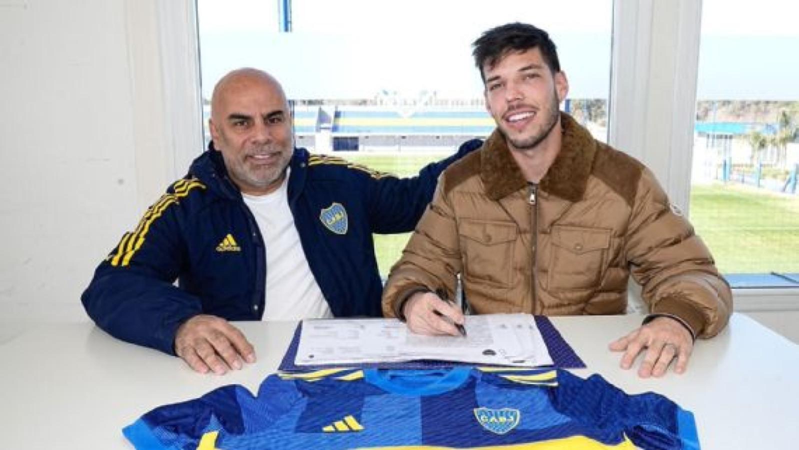Imagen Agustín Martegani y su firma en Boca