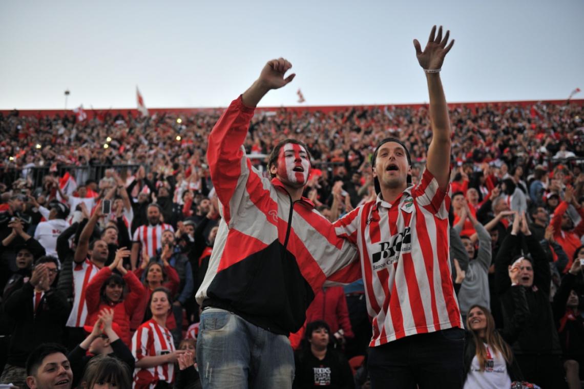 Las tribunas colmadas, más de treinta mil hinchas vivieron desde adentro la reapertura del estadio.