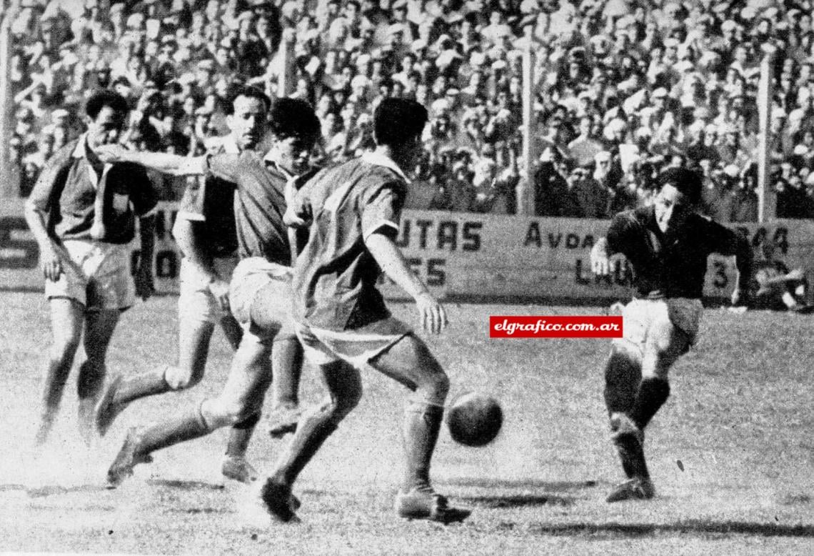 Zurda de Sanfilippo. Cruce perfecto de Marzolini. La defensa de Ferro jugó así, como en la foto: tapando todo.