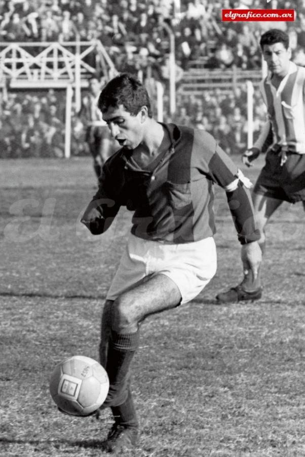 Imagen 25 de mayo de 1965. El habilidoso Victorio Casa, campeón con la Selección de la Copa de las Naciones en 1964, vuelve a jugar con un solo brazo en San Lorenzo frente a Banfield.