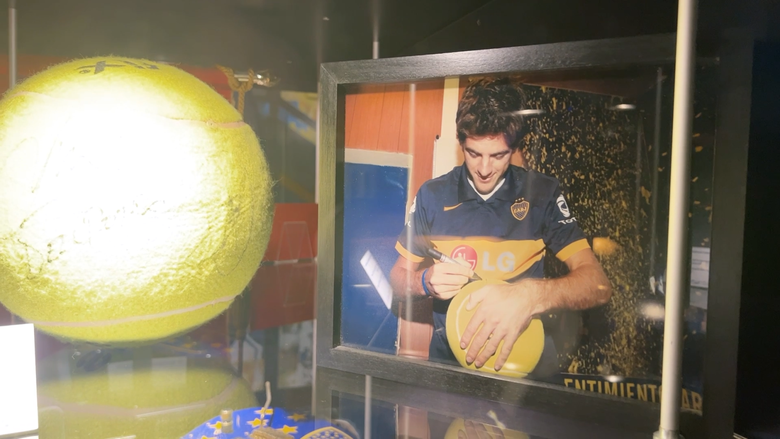 Imagen La pelota que firmó Juan Martín del Potro, en una de sus visitas a La Bombonera
