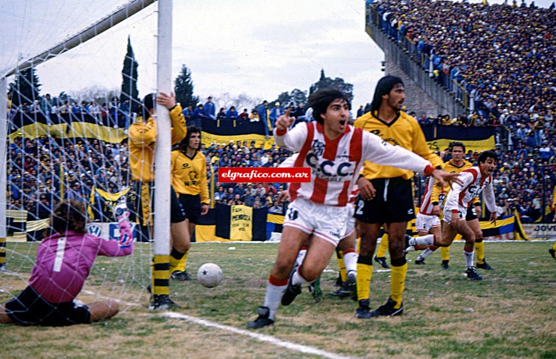 Rescaldani en primer plano es la imagen del delirio, va en busca de Carlos Scime, el autor del gol olímpico.