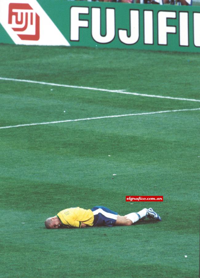 Imagen Final del Mundial ‘98. El delantero de Brasil en el piso, sin reacción después de un choque. Una alegoría del momento que vivió. El peor.