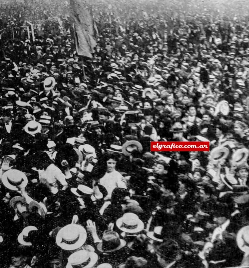 Imagen La multitud, presa de un enorme entusiasmo, invade la cancha al final del partido y conduce en andas a los argentinos y a los uruguayos.