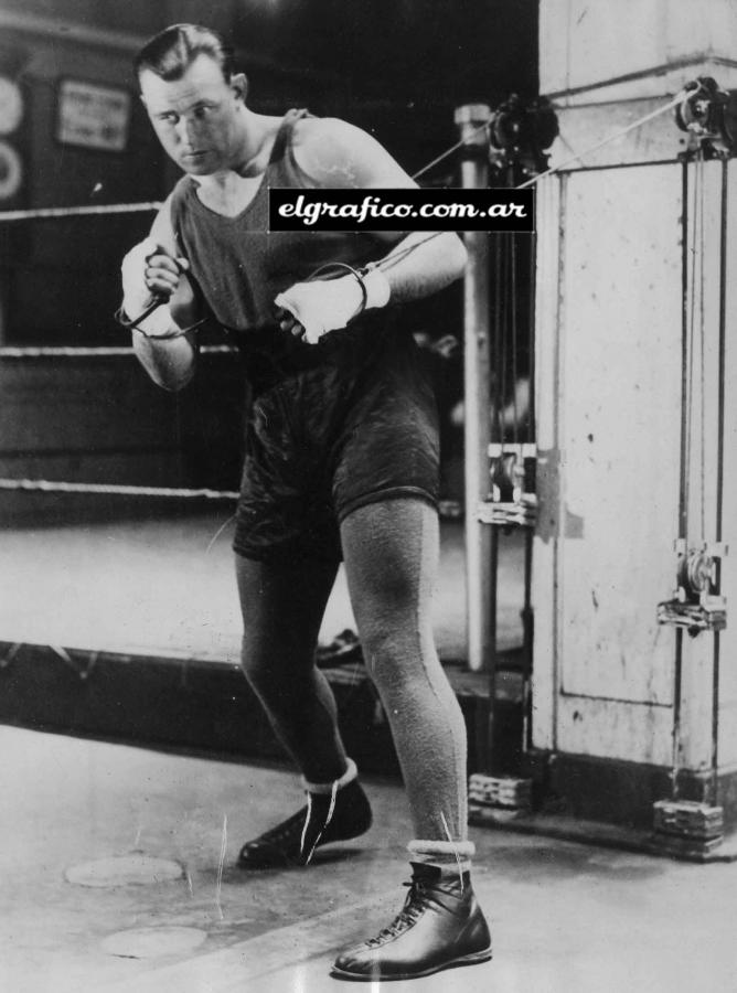 Imagen Jack Sharkey fue uno de los hombres que dieron más trabajo con sus golpes prohibidos. No hay otro boxeador que haya figurado en mis discusiones que el pesado de Boston, unas veces por ser agresor Y en otras por agredido.