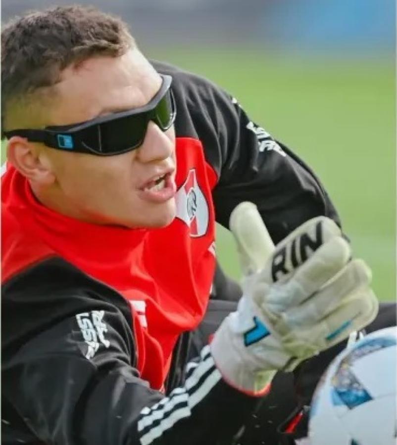 Imagen Lucas Lavagnino y las gafas especiales que usa River en la pretemporada.