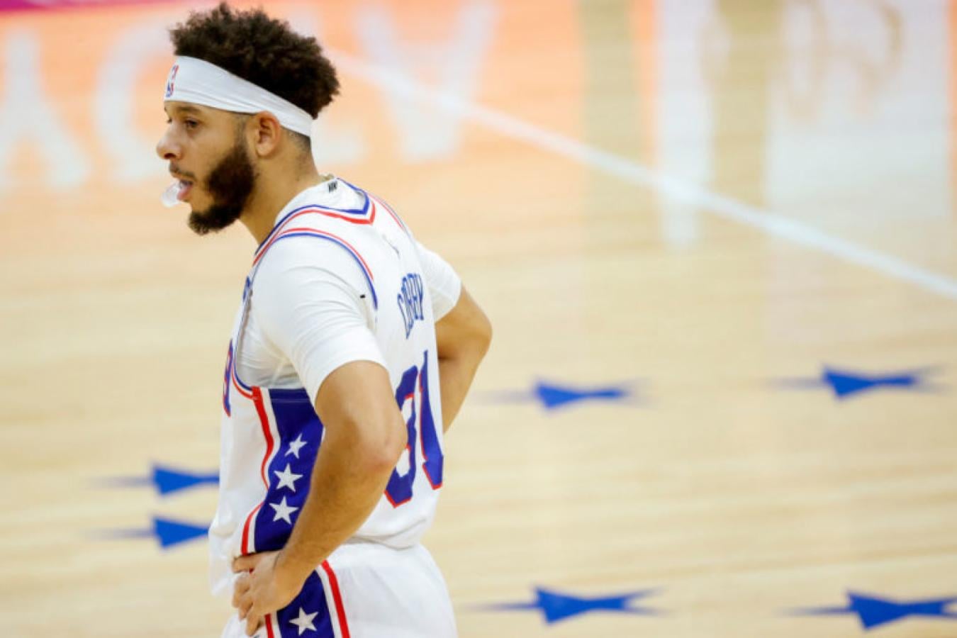 Imagen Seth Curry se enteró en pleno partido del diagnostico y dejó el banco de suplentes para aislarse.