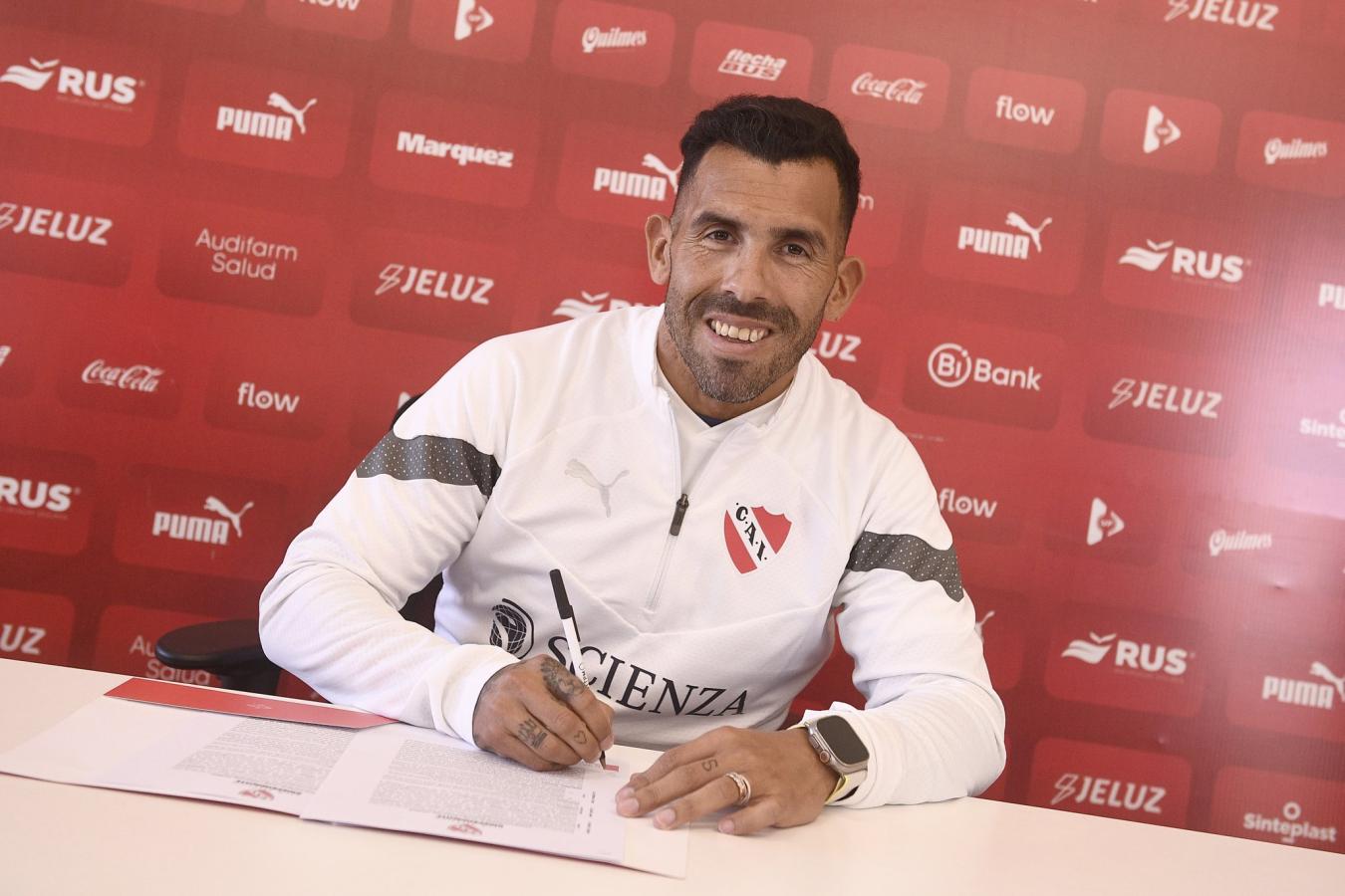 Carlos Tevez firmó su contrato con Independiente El Gráfico