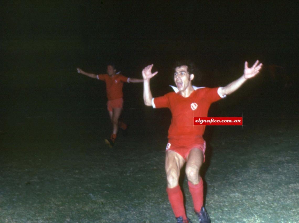 Aquel 25 de enero del 78 Bochini festejó como nunca un cumpleaños y luego del partido reconoció: “Fue uno de los días más felices de mi vida. No es común lograr empatar un partido con tres hombres menos, faltando tan pocos minutos y en una cancha tan difícil como la de Talleres”.