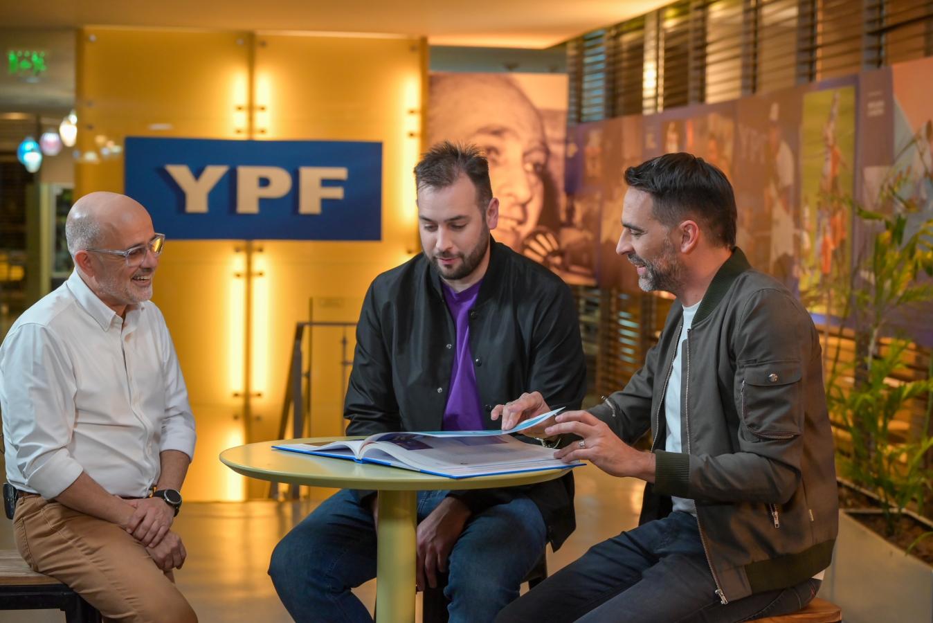 Imagen Arcucci, De Cecco y Santiago Carreras, gerente de Asuntos Institucionales y Comunicación de YPF.