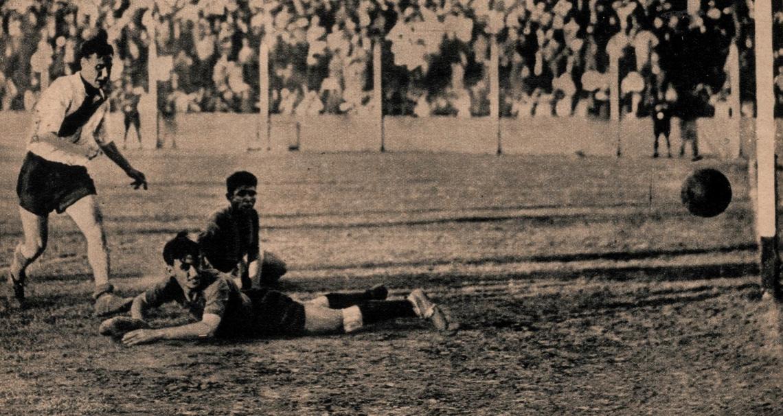 Imagen La pelota va a visitar por quinta vez a la red de San Lorenzo de Almagro: Arrese incurrió en foul contra Pedernera, un poco amoscado por el dribbling de éste, y el puntero ejecutó la pena con un violentísimo shot. El arquero salió para detener la pelota, pero ésta rebotó en una pierna de Gilli, que está en el suelo junto al goalkeeper, y siguió su trayectoria hacia el arco.