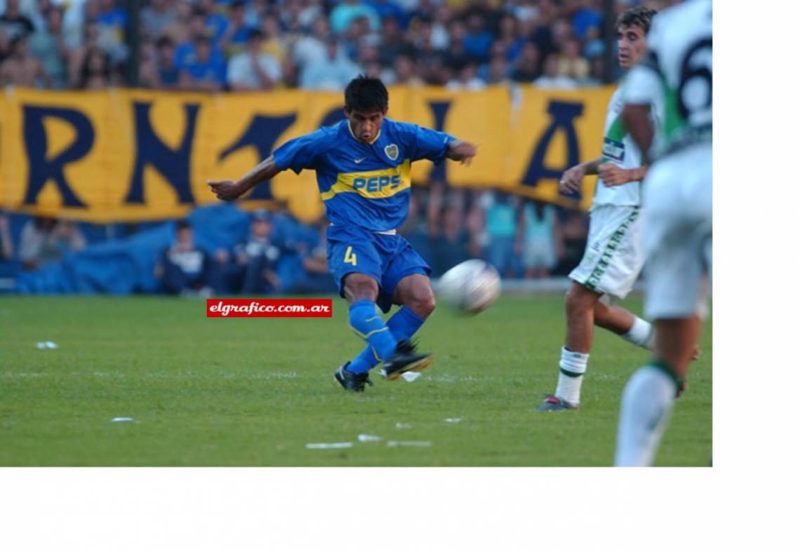 Imagen El impacto preciso a la pelota. Su tiro de larga distancia fue un arma destacada.