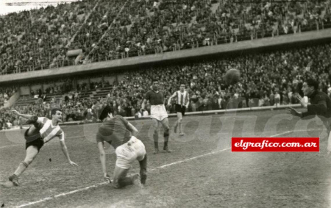 Imagen El emblema de Estudiantes (LP) Ricardo Infante, no sólo fue el inventor oficial de la rabona, también era un goleador temible. En la foto convierte frente a San Lorenzo en un 5 a 1 de 1944. El Beto ese día hizo tres.