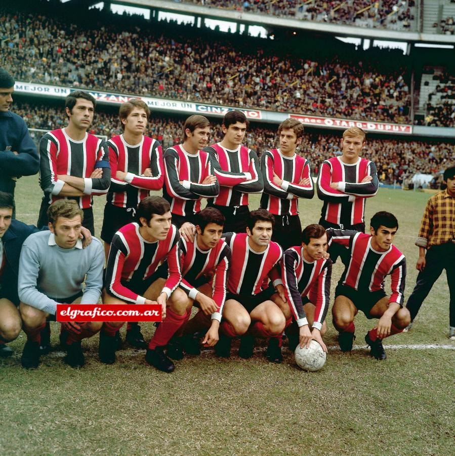 Imagen Chacarita posa para la foto en la Bombonera.