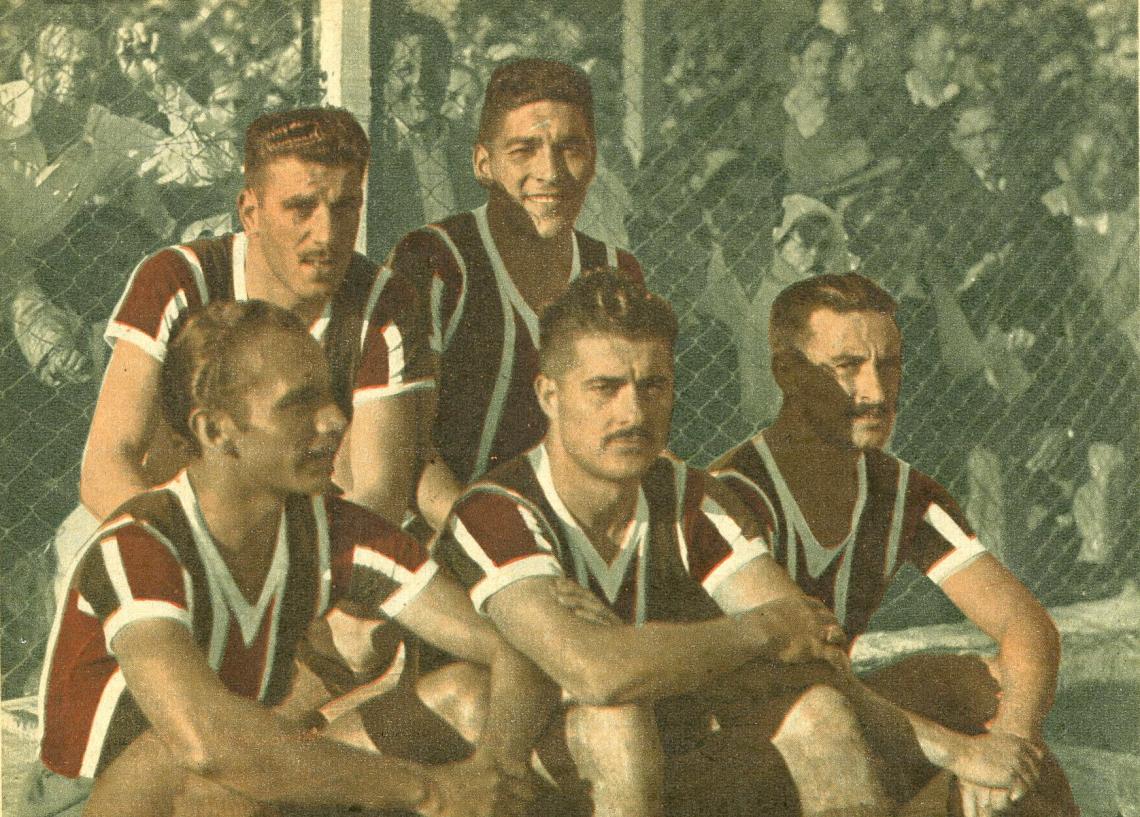 Imagen Los cinco integrantes de la defensa de Chacarita Juniors. Adelante, García, Dutruel y Aráiz, componentes de la línea media; atrás, los zagueros Spinelli y Pizarro. El half derecho, debutante, es un jugador paraguayo que vino al sudamericano del 45.