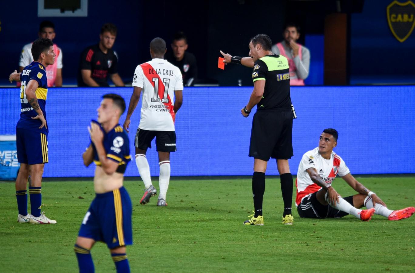 Imagen Rapallini le acaba de mostrar la roja a Campuzano después de una dura infracción contra Suárez. Boca sintió su ausencia.