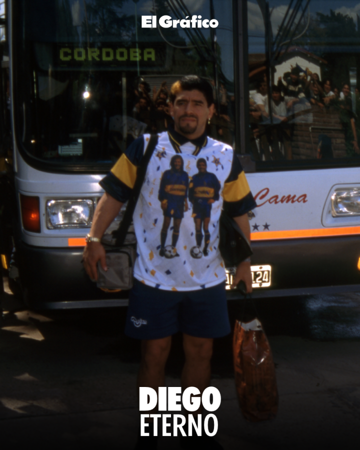 Imagen Con la remera "bootleg" (o del hincha) que Maradona utilizó el 7 de octubre de 1995. El diseño es de color blanco con cuello y detalles en azul y amarillo, y lleva estampada en el pecho una foto de Diego junto a Caniggia.