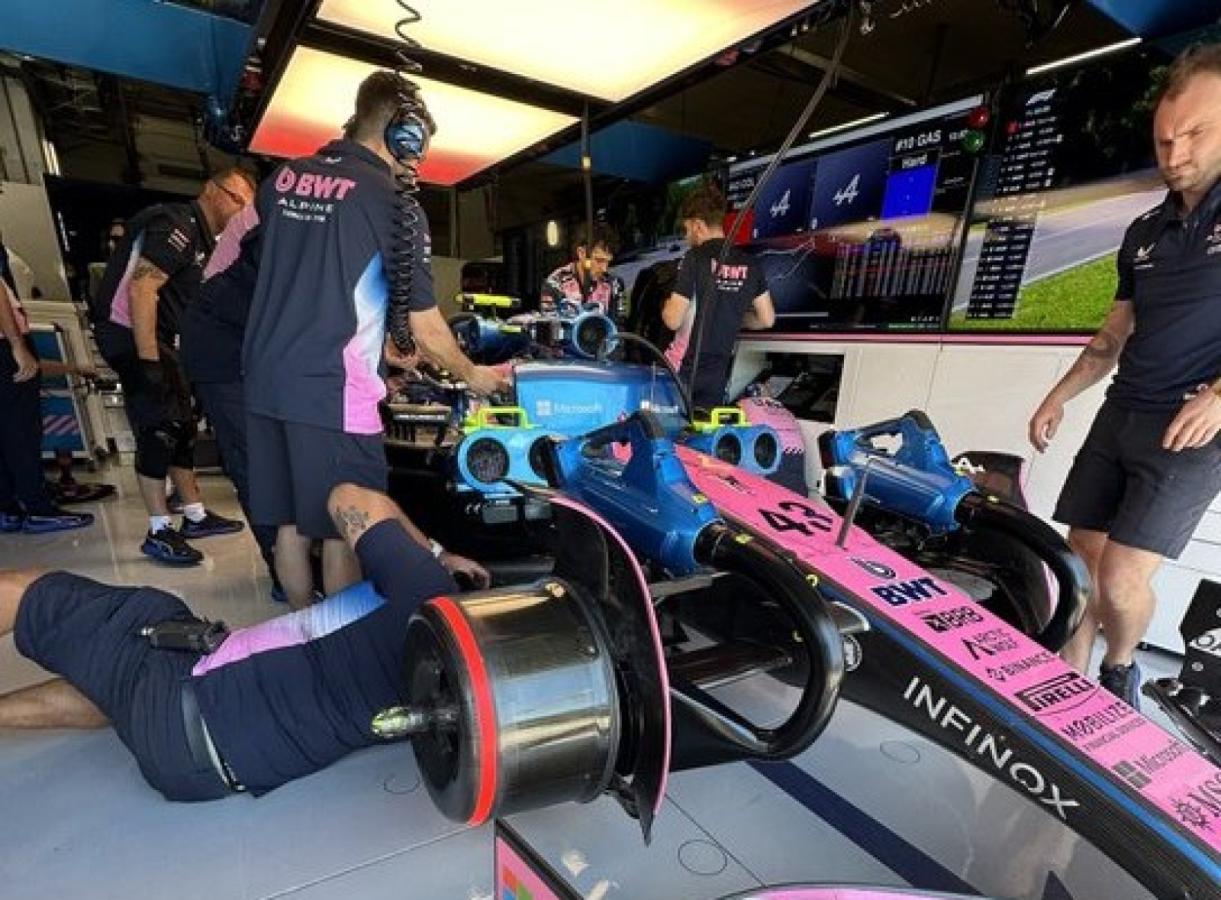 Imagen de El trabajo de Alpine para reparar el auto de Colapinto