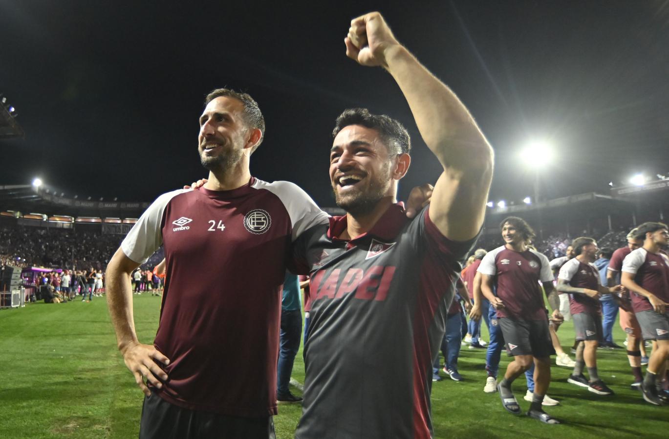 Imagen Izquierdoz y Acosta, durante los festejos del campeón. Fotobaires.