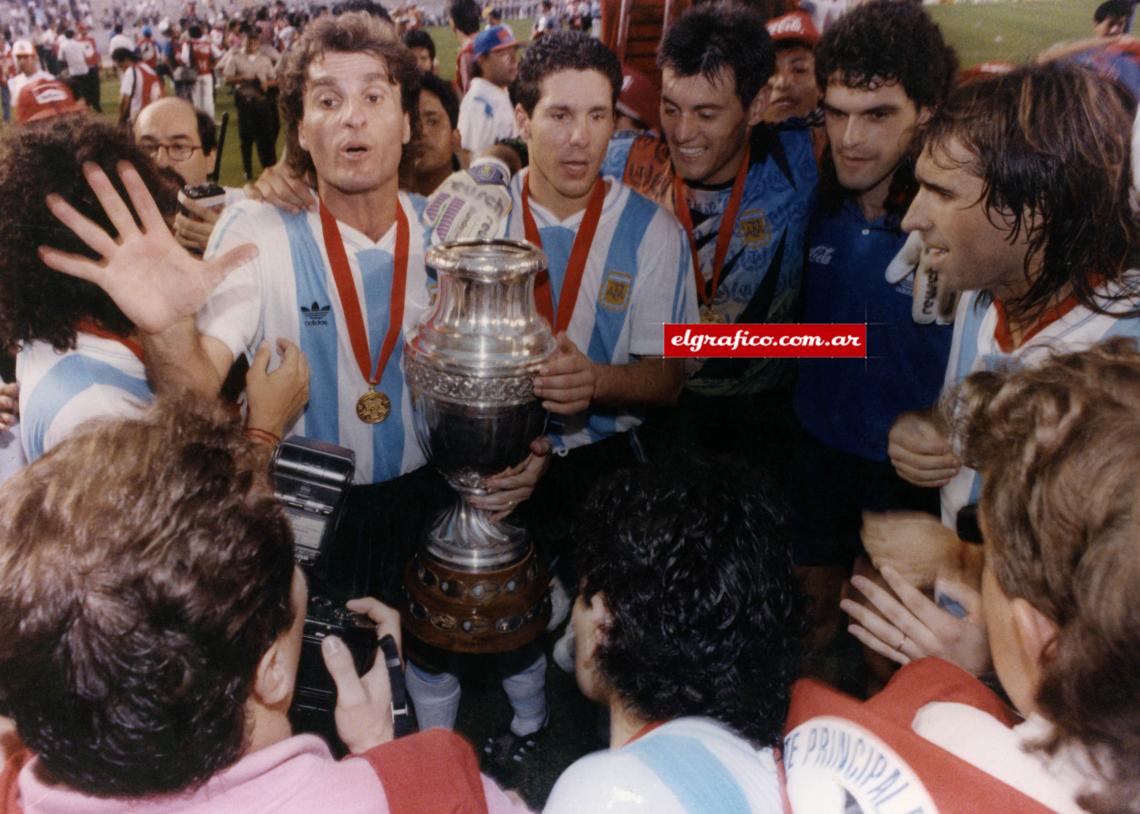 Imagen Ruggeri y Simeone, dos referentes de aquella Selección con la Copa.