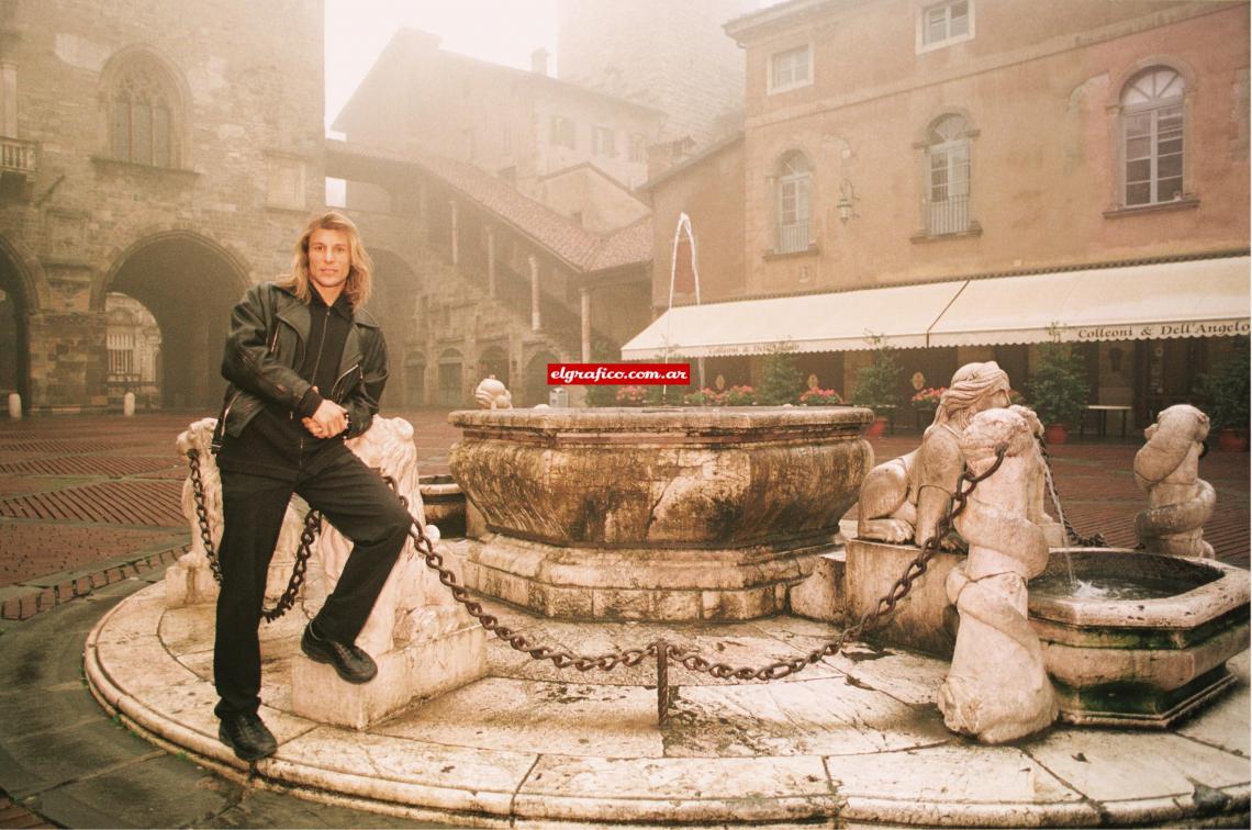 Imagen La pinta de Claudio Caniggia en la Plaza Vecchia de Bérgamo. En el fondo, la bruma del invierno que se acerca. Está cada vez más cerca de su mejor nivel. 