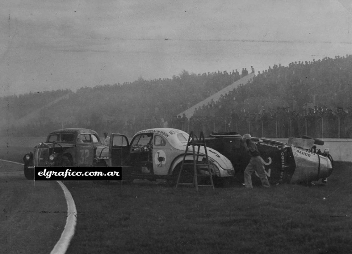 Imagen En la primera curva se produjeron trompos y hasta el vuelco del coche de Enzo Farina.