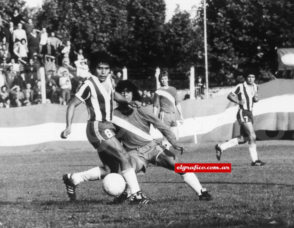 El caño de Maradona a Cabrera en su debut frente a Talleres.