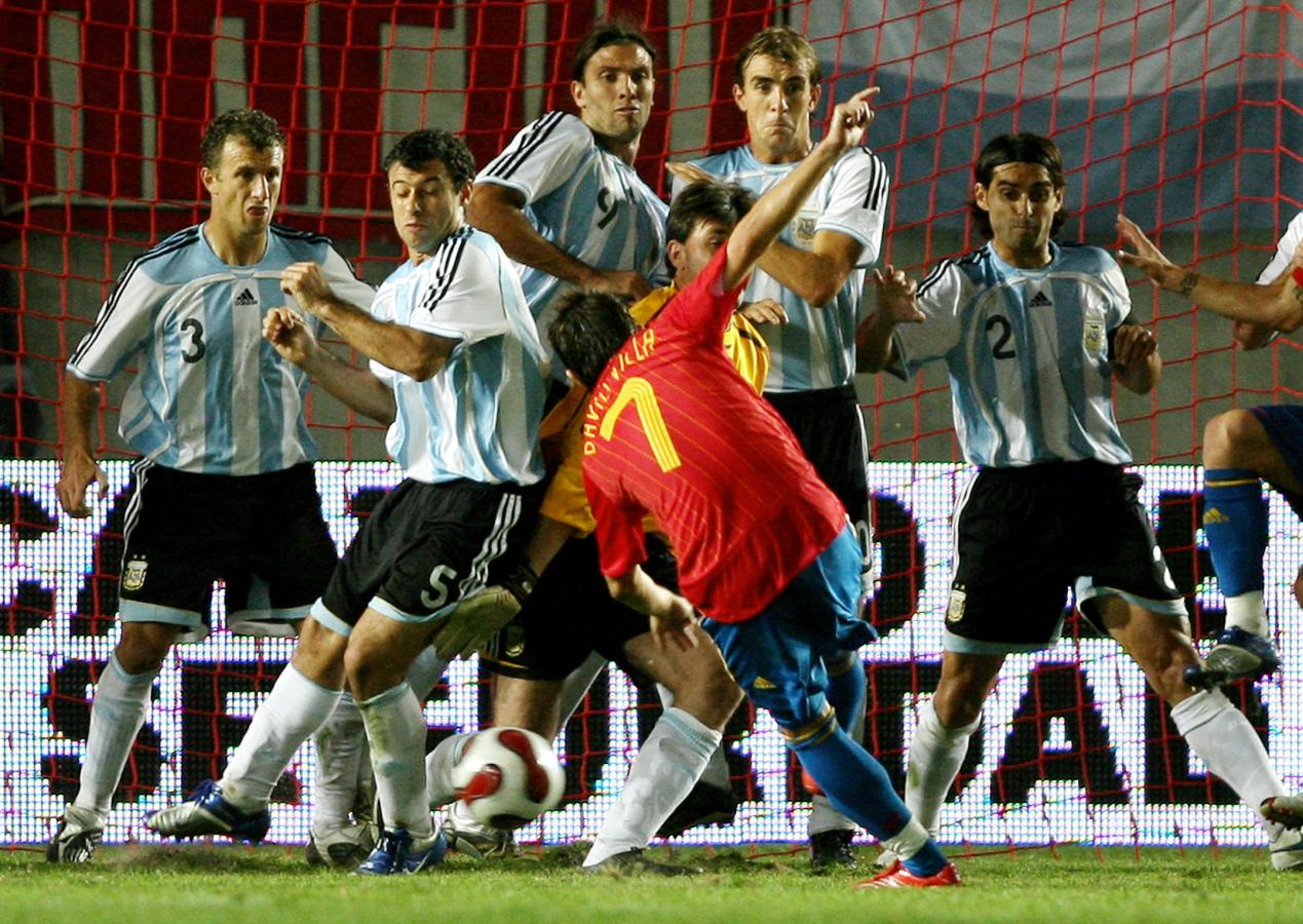 Imagen Rodolfo Arruabarrena, en el único partido que compartió con Messi en la Selección (JOSE LUIS ROCA / AFP)