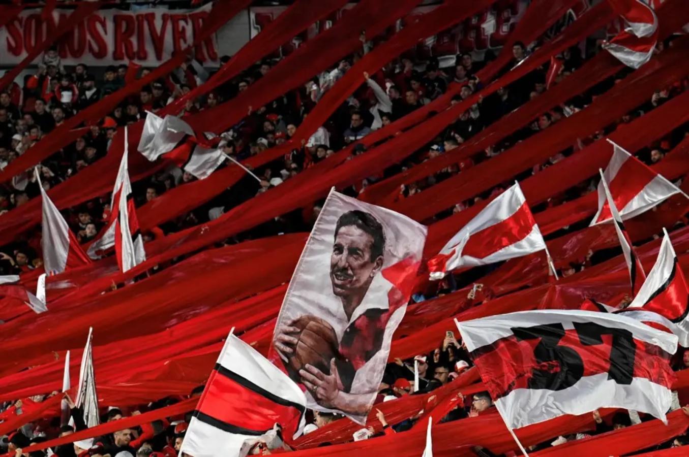 Imagen Máximo goleador, bandera y estatua. Decir Labruna es decir River.