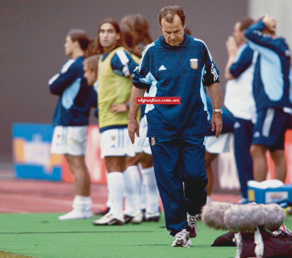 Imagen El desconsuelo de Marcelo Bielsa. En el Mundial recibió un mazazo inesperado.