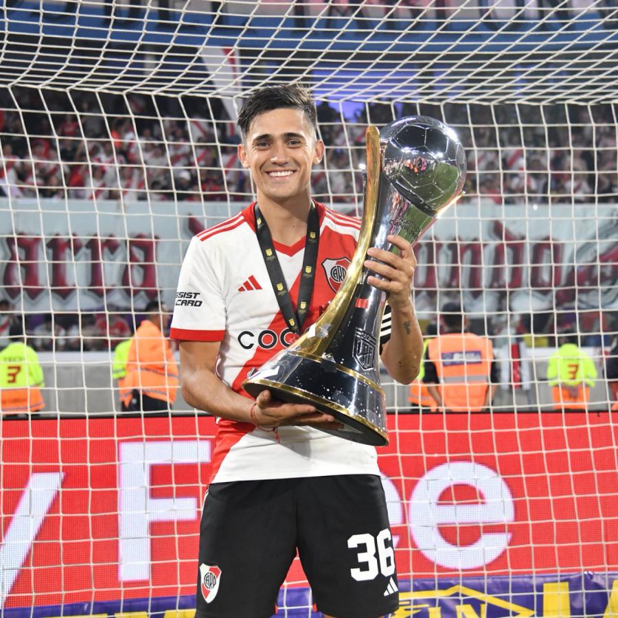 Imagen Pablo Solari y el Trofeo de Campeones. Demichelis no podrá contar con el atacante en las primeras jornadas.