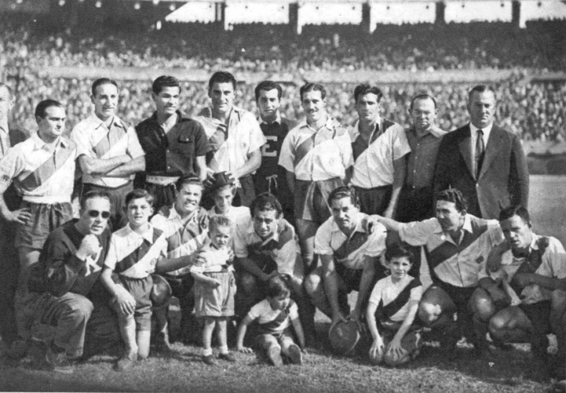 Team de River Plate que se clasificó campeón en 1945. Parados: Iácono, Vaghi, Soriano, Rossi, Ramos y Rodríguez. Agachados: Deambrosi, Gallo, Pedernera, Labruna y Loustau. También jugaron Giúdice, Muñoz, Martínez y otros en diferentes matches.