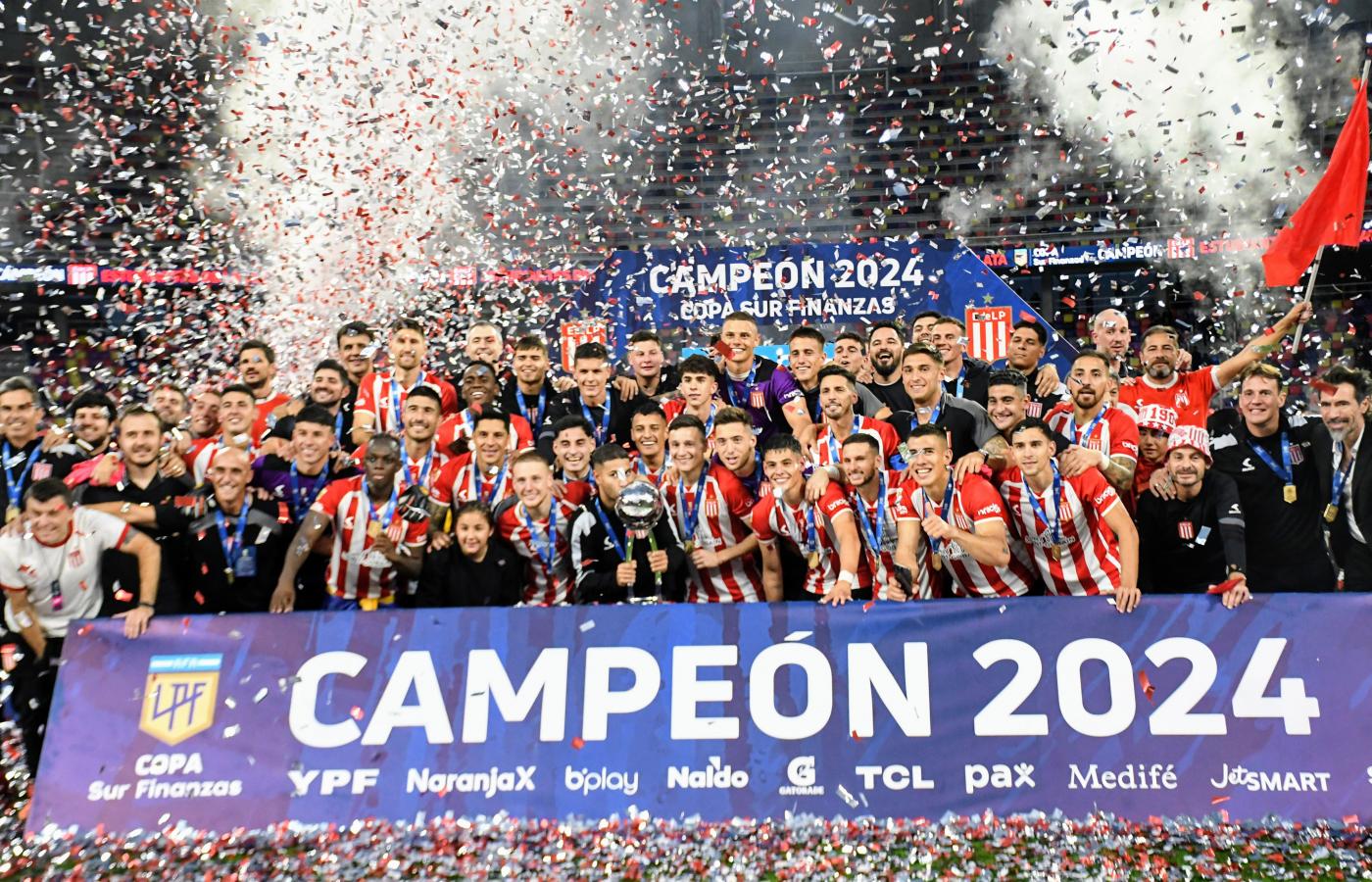 Imagen El momento más deseado: Se levantó el trofeo y el Pincha gritó campeón