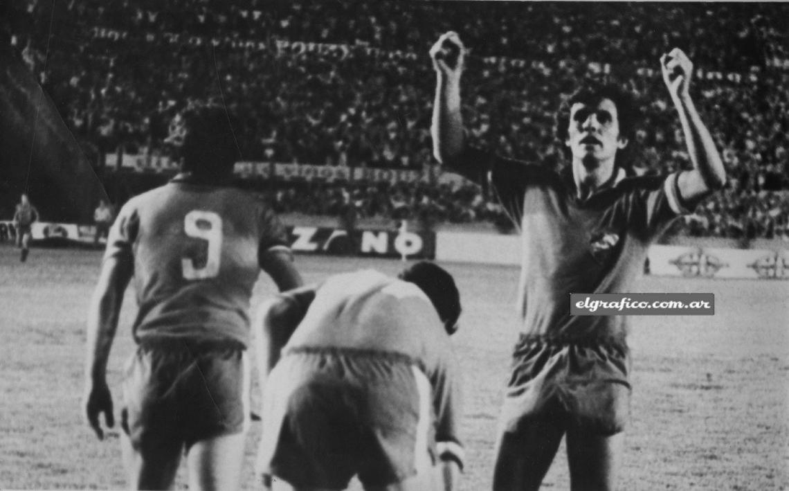Imagen En 1971 Artime fue el artífice de la primera Copa Intercontinental del club uruguayo Nacional en su historia. Convirtió los tres goles del equipo de Montevideo frente al Panathinaikos en las dos finales (1-1 en Grecia y 2-1 en el Centenario). En la foto Artime festeja uno de sus goles con la hinchada de Nacional en el partido de vuelta.