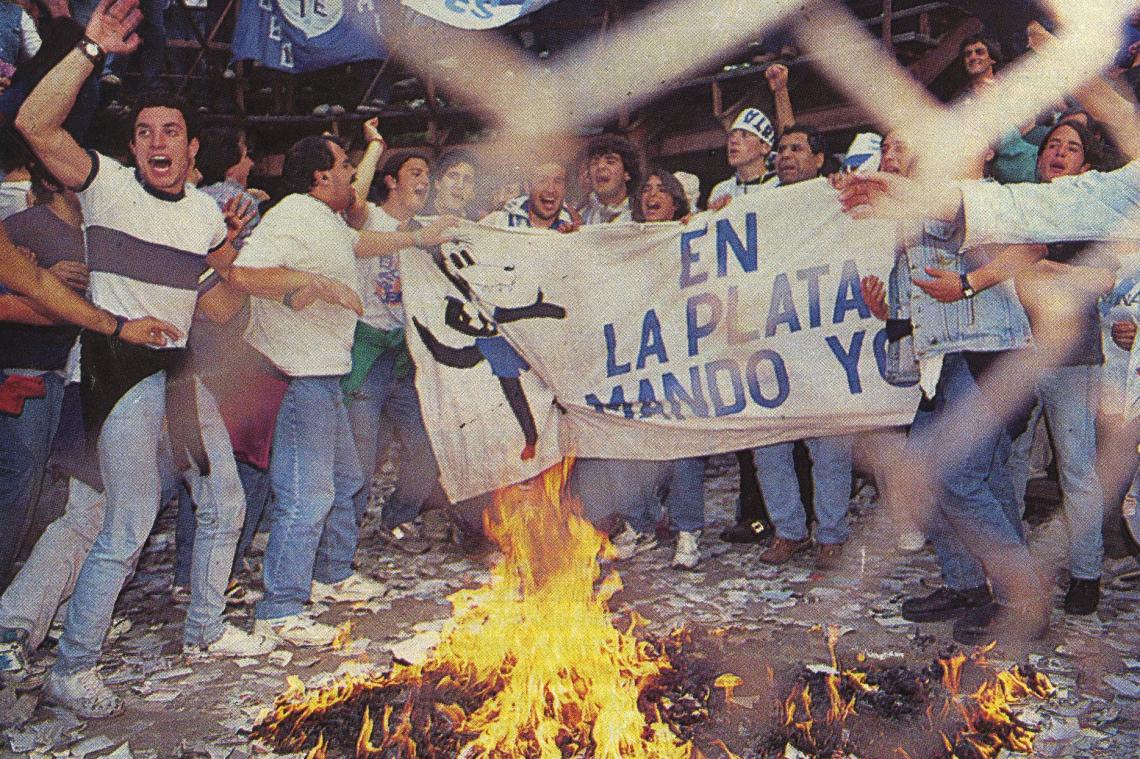 Imagen El festejo de la gente de Gimnasia, con bandera y todo.