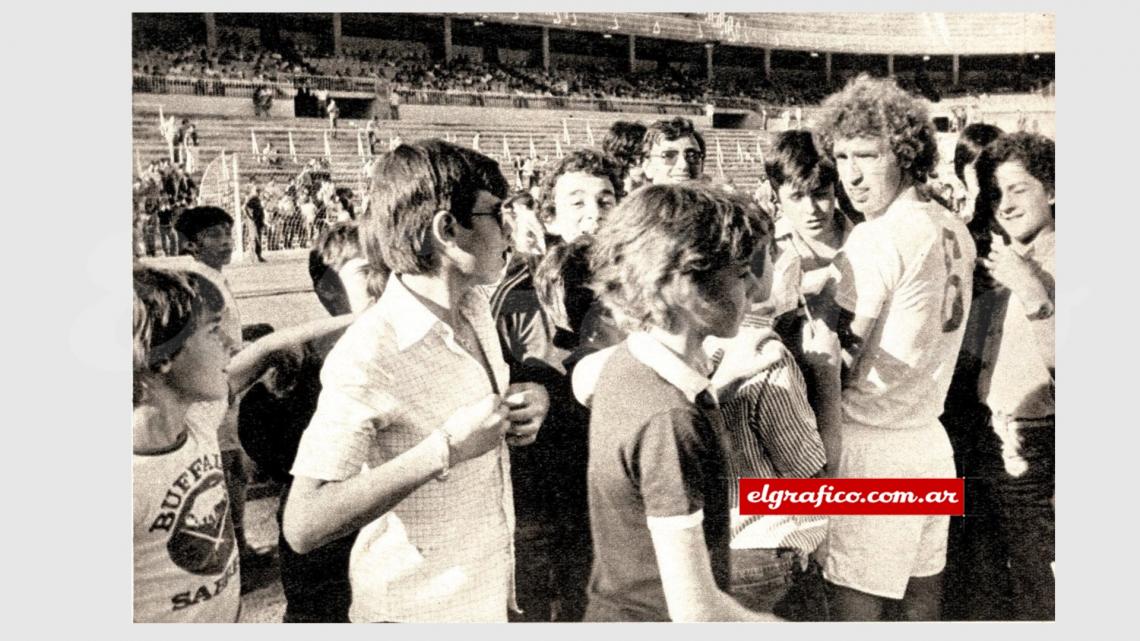 El pase al Real Madrid le dio a Wolff la fama inesperada. Reportajes y autógrafos a cada paso.
