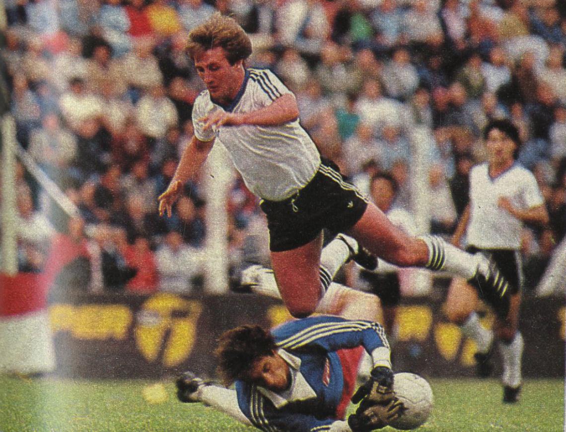 Imagen 18.45. La Paternal, tiembla, Vidallé, seguro, se arroja a los pies de Guaita y evita con guapeza el gol de Temperley. En el segundo tiempo, el arquero también se lució frente a Ortega. Argentinos se cuida.