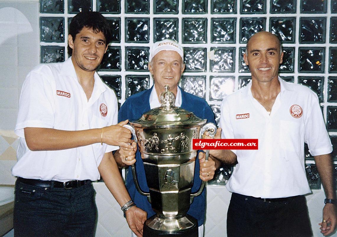 Imagen Fullone, su ayudante Miguel Gamondi y su ex colaborador Teté Quiroz, con la Copa del Trono. 