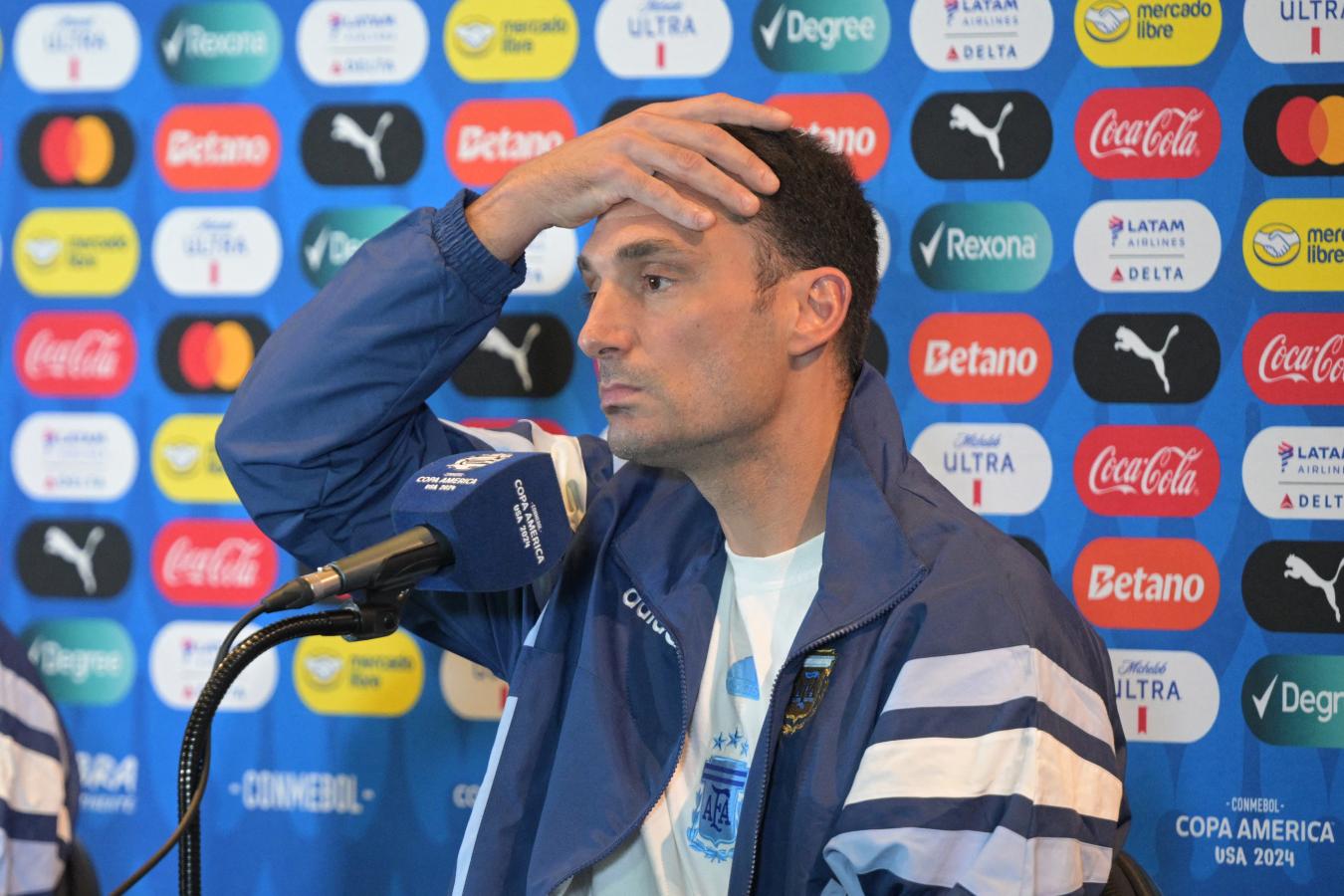 Imagen Lionel Scaloni y un semblante algo más serio que de costumbre en la conferencia de prensa.