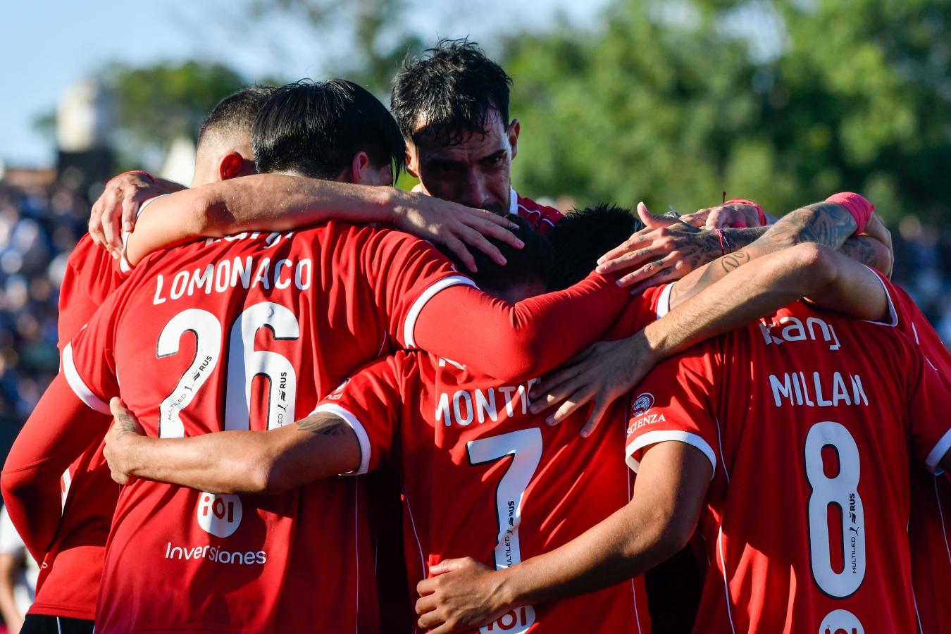 Imagen Lomónaco celebra junto a sus compañeros el tanto de Montiel. Fotobaires.