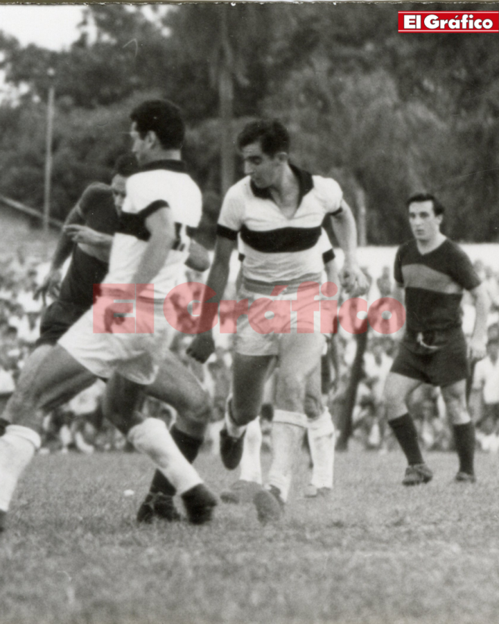 Imagen Una acción de Olimpia-Boca, el 7 de abril de 1963