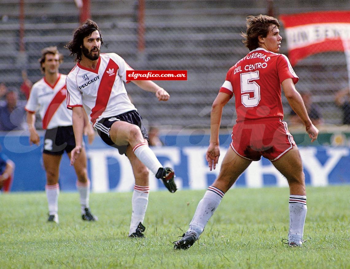 Imagen Jugando para River, en esta oportunidad enfrentando a Redondo, otro cinco de la cantera del Bicho. 