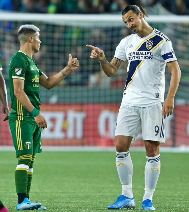 Imagen El imperdible cruce que Brian Fernández protagonizó con Zlatan Ibrahimovic en la MLS de Estados Unidos