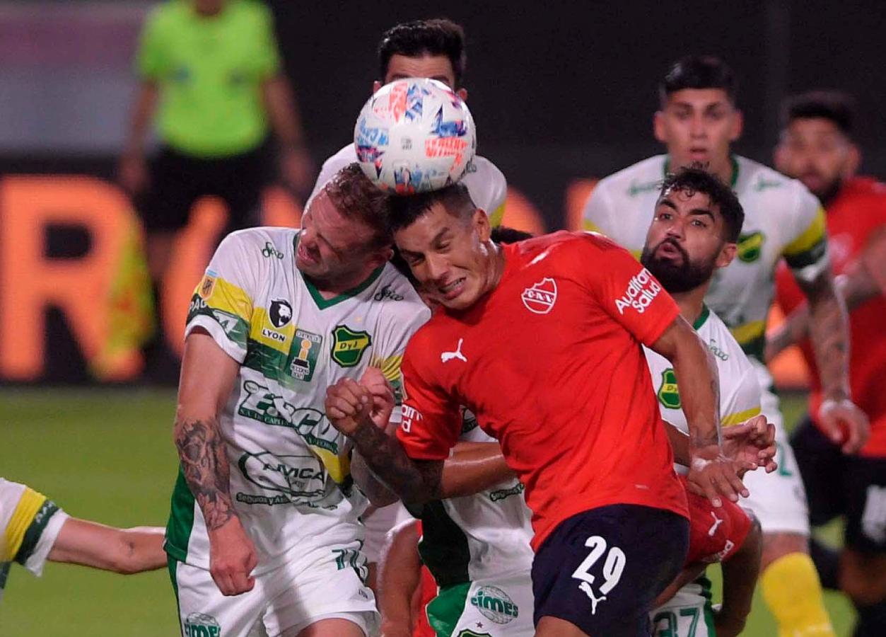 Imagen Choque de cabezas. Julián Álvarez, Telam