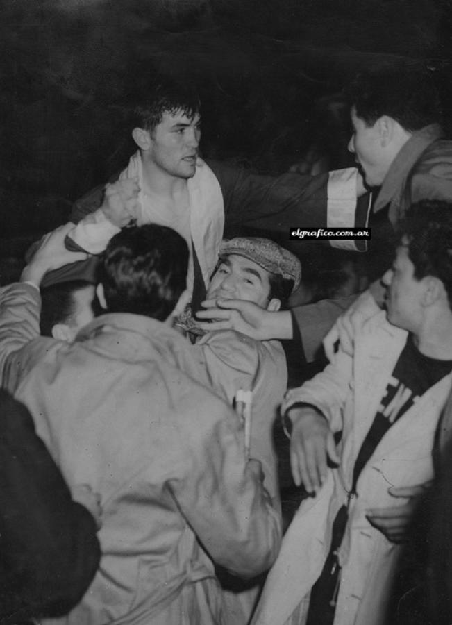 Imagen En andas luego de obtener la medalla de oro en Londres en 1948. Este es el símbolo de Pascual Pérez: ganador, grande, talentoso. 